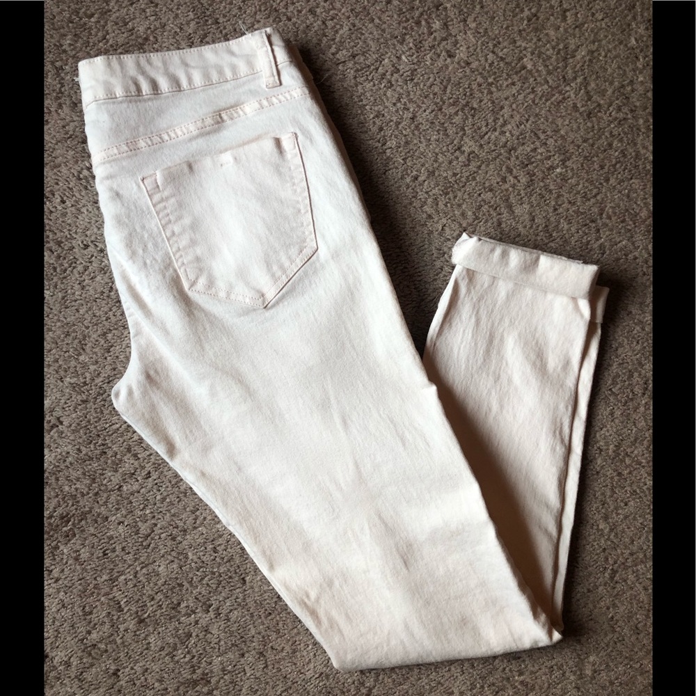 Women’s light blush distressed skinny jeans